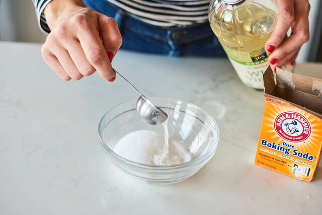 Cleaning hacks with baking soda and vinegar 